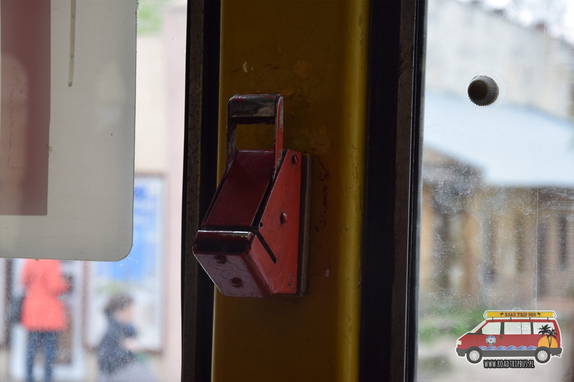 Kasowanie biletów w tramwajach odbywa się poprzez ich dziurkowanie w ręcznym kasowniku.