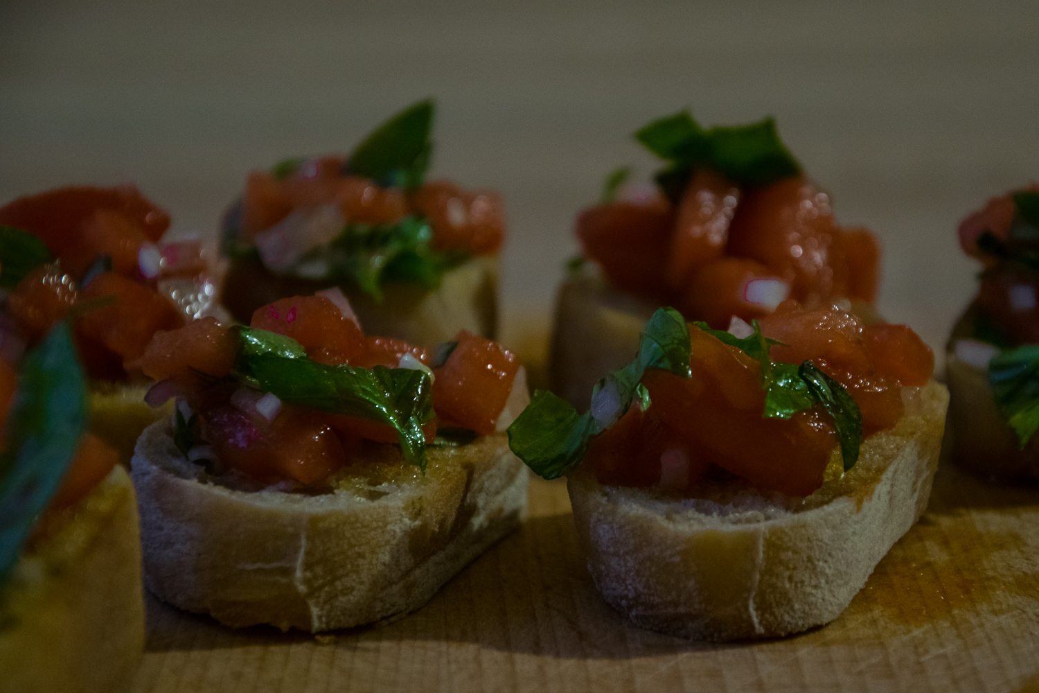 bruschetta z pomidorami i bazylią