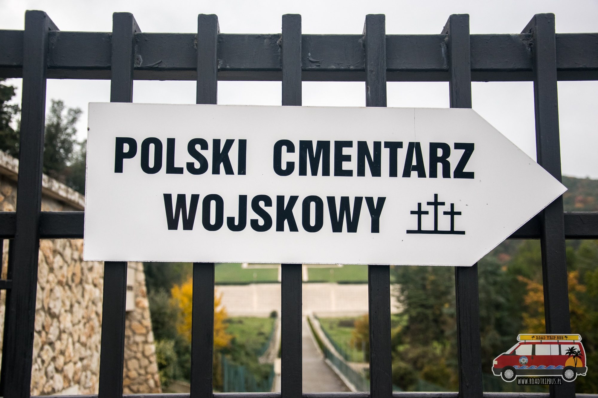 znak polski cmentarz wojskowy