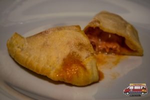 panzerotti z szynką i mozzarellą