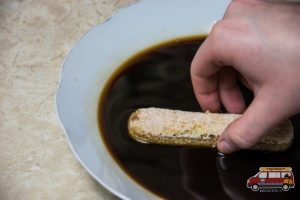 maczanie biszkoptów w kawie
