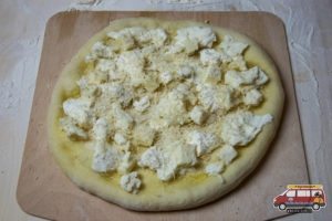 quattro fromaggi przed upieczeniem