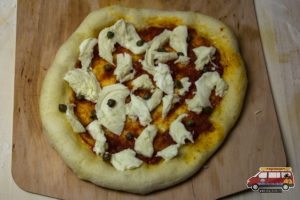 pizza z kaparami