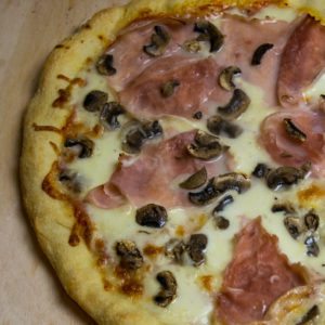 pizza z szynką i pieczarkami przepis