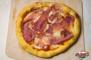 pizza z szynką parmeńską