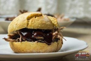 kanapka z szarpaną wieprzowiną i sosem bbq