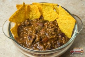 chili con carne z nachosami