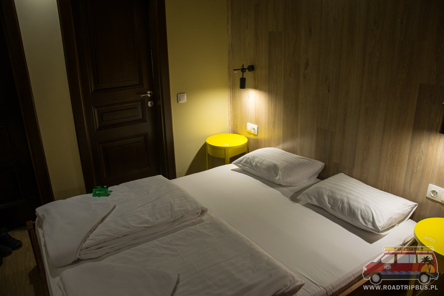 łóżko w pokoju dwuosobowym