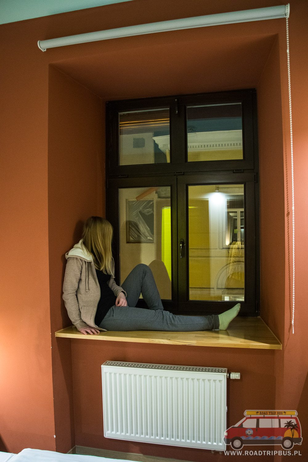 parapet z widokiem na ulicę