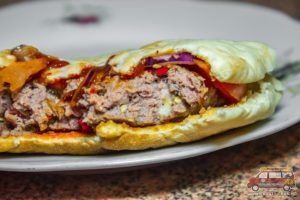 pljeskavica na talerzu
