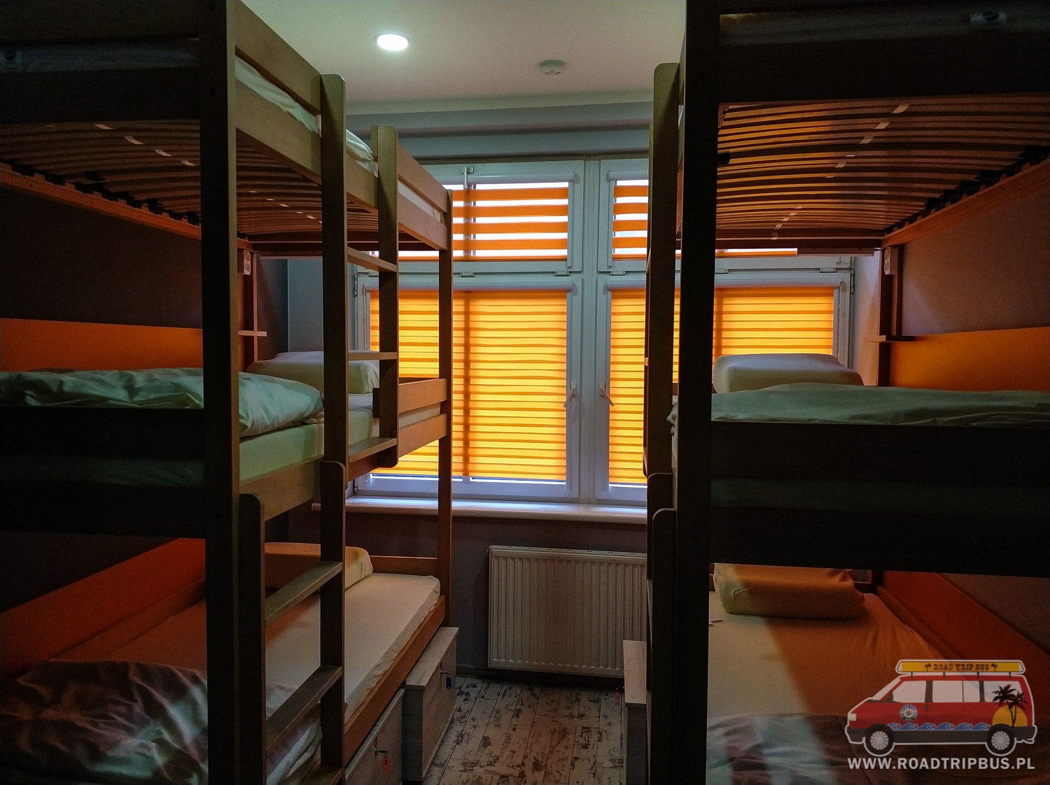 łóżka piętrowe w hostelu