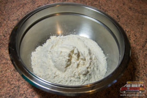 mąka w misce