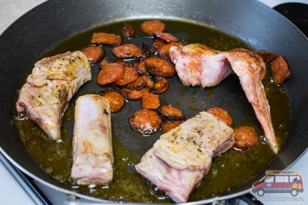 dodajemy chorizo żeberka i skrzydełko