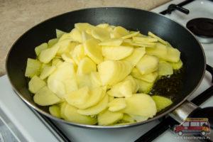 wrzucamy ziemniaki na patelnię