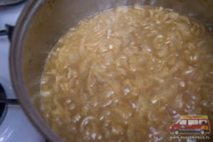 zupa-cebulowa-w-garnku