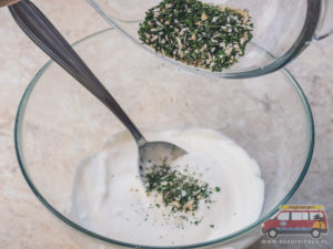 ranch dressing w trakcie przygotowywania