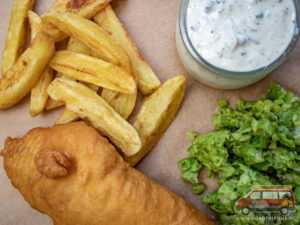 fish and chips z mushy peas
