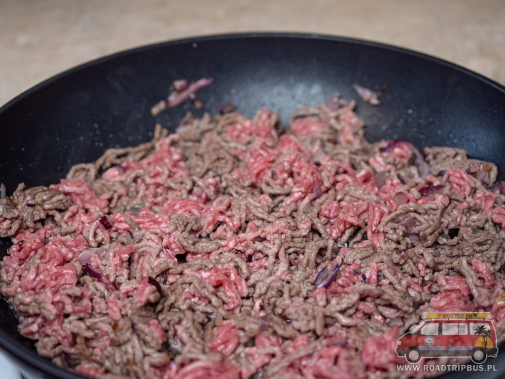 mięso wołowe podczas smażenia