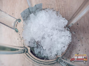 wrzucamy lód do blendera