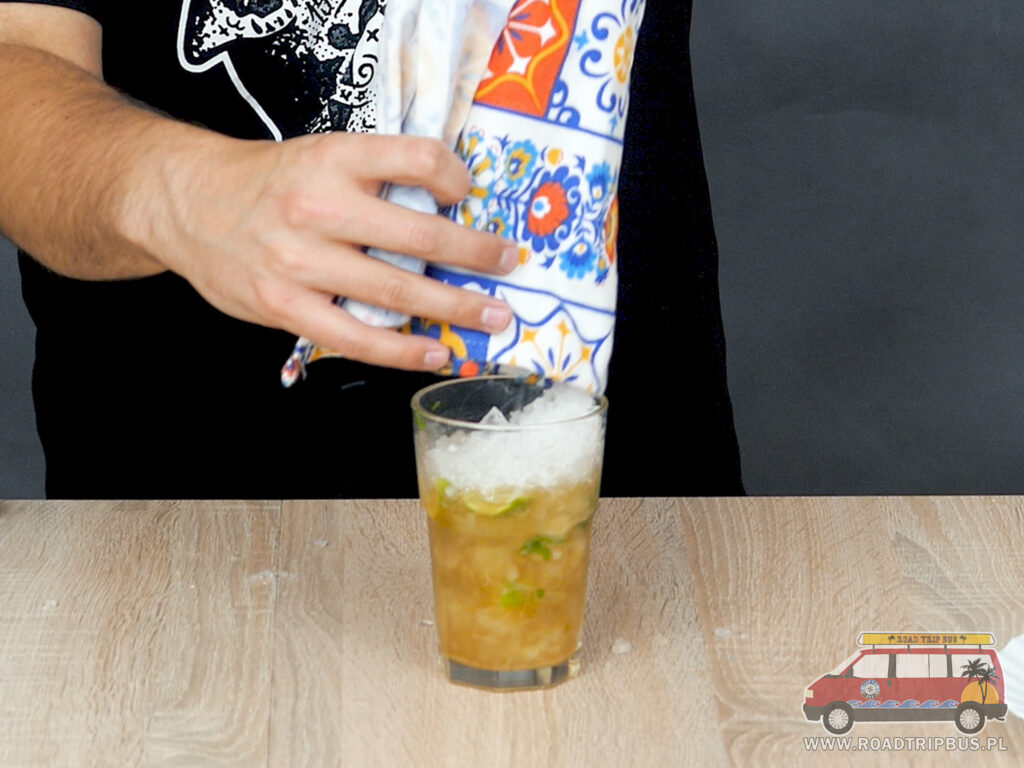 wsypywanie kruszonego lodu