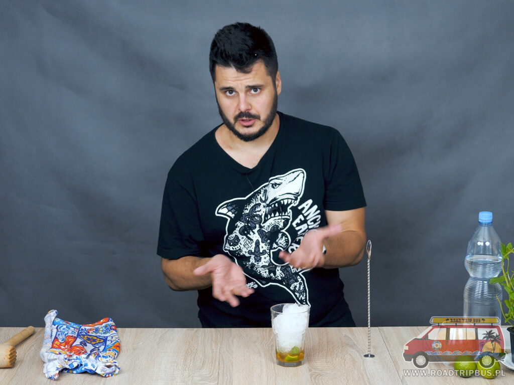 mojito virgin w trakcie przygotowania