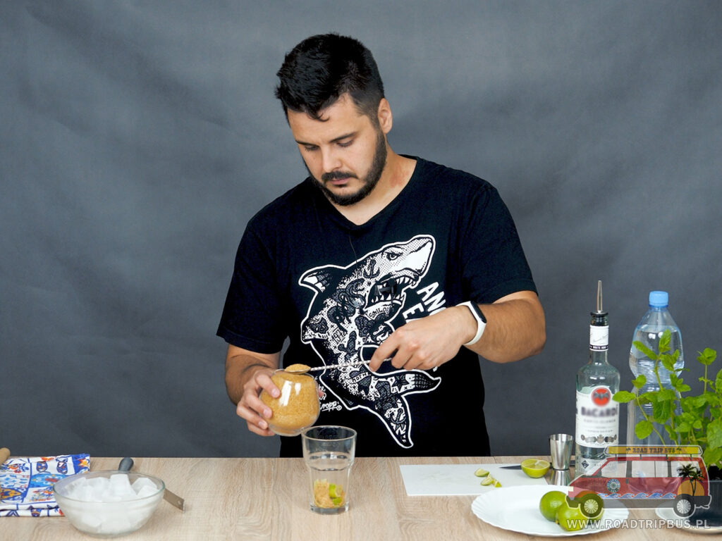 dodawanie cukru do mojito