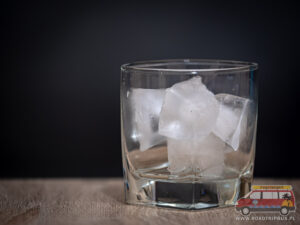 szklanka z lodem