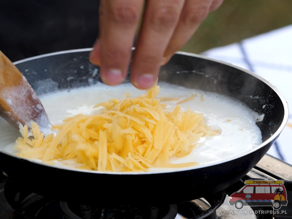 ser cheddar dodawany do sosu serowego