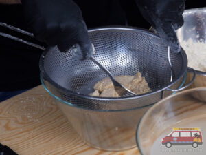 przygotowywanie panierki do kurczaka