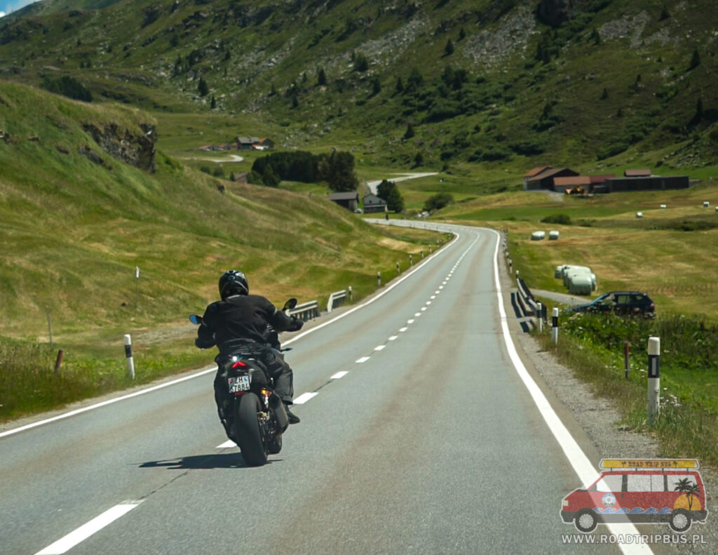 motocyklista na szwajcarskiej drodze