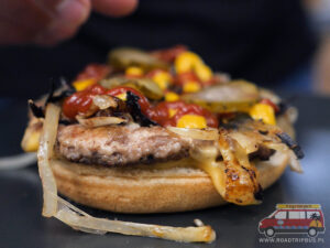 składanie burgera cebulowego