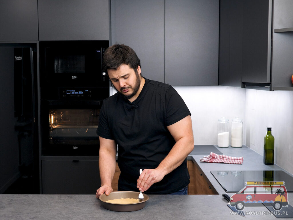 nakłuwanie ciasta widelcem