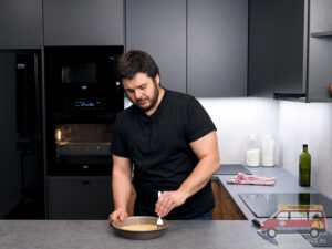 nakłuwanie ciasta widelcem