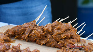 Çöp Şiş przed grillowaniem