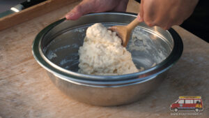 ciasto na proziaki w trakcie mieszania