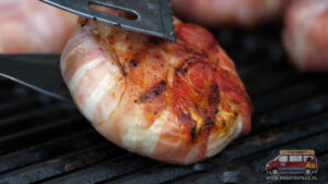 obracanie camemberta na grillu