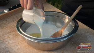 wlewanie maślanki co ciasta