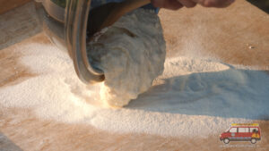 wyrzucanie ciasta na stolnicę