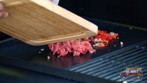 przerzucanie mięsa na grill