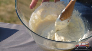ciasto na knedle podczas mieszania