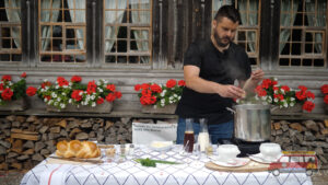 gotowanie zupy serowej