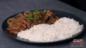 szarpana wołowina z ryżem
