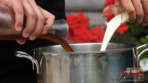 dodawanie bulionu i śmietanki