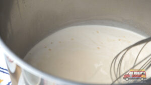 zupa serowa w trakcie gotowania