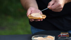 bułka smarowana sosem