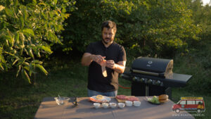 owijanie sera w boczek