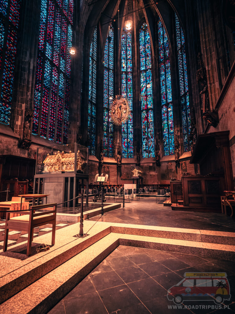 wnętrze katedry w Akwizgranie