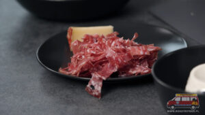 pokrojone w paski salami napoli