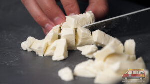mozzarella pokrojona w kostkę