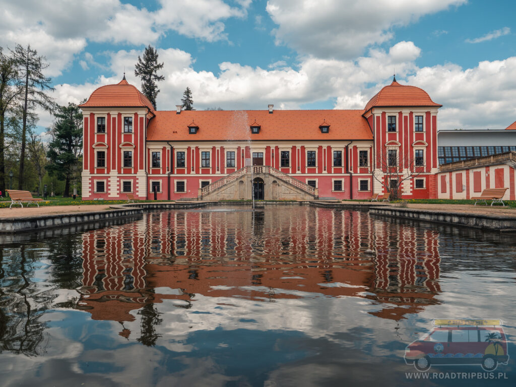 Pałac w miejscowości Ostrov